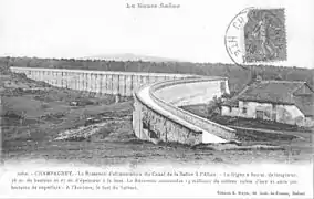 Carte postale noir et blanc, montrant la digue nouvellement construite.