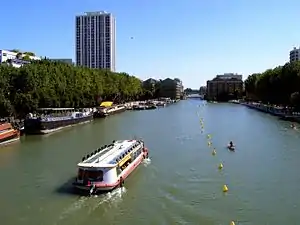 Bassin de la Villette depuis la passerelle centrale vers les anciens magasins généraux.