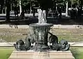 Les dauphins du bassin du Grand Palais remplaçant la gerbe de roseaux.