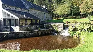 Le bief issu du Goyen au niveau du moulin de Kerguerhent à Pouldergat.