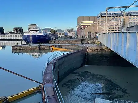 Vue des portes des écluses à sas, bassins à flot Bordeaux et quartier Bacalan