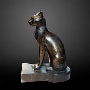 Statue en bronze de la déesse chatte égyptienne Bastet.