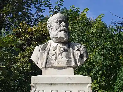 Jean-Pierre Gras d'après Victorien Bastet, Monument à Joseph Roumanille (1960), détail, Avignon, square Agricol-Perdiguier. Copie en pierre d'après le bronze de 1894.