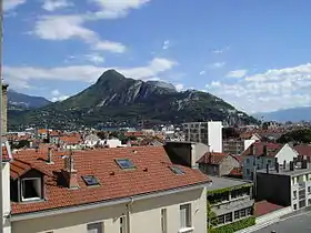 Le mont Rachais avec la Bastille depuis Grenoble.