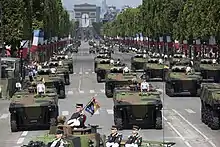 Défilé du 14 juillet 2017 à Paris. Au premier plan, des VBCI.