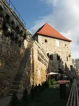 Le bastion des Tailleurs et un fragment des remparts de la deuxième enceinte. On y voit bien le chemin de ronde.