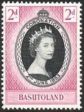 Timbre postal de couleur rose avec le portrait en noir et blanc d'une jeune femme au centre, portant une couronne et des bijoux ; en dessous du portrait la mention Basutoland ; dans les coins en haut, la mention 2d.