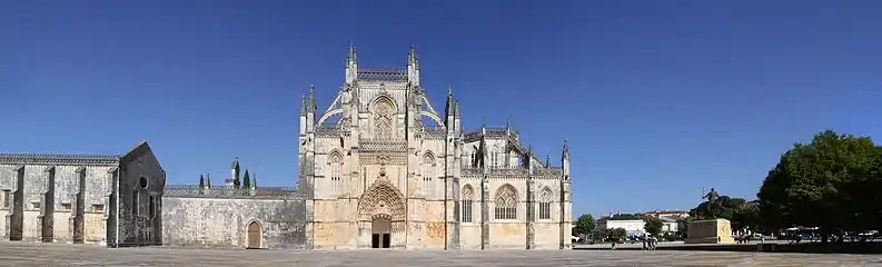 Le monastère de Batalha, du côté de la façade de la cathédrale.