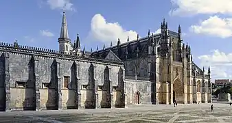 Façade principale du monastère.