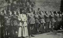 Le Bataillon féminin de la mort commandé par Maria Botchkareva recevant la visite de la féministe britannique Emmeline Pankhurst, Russie, 1917.