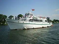 Le Boëdic faisant la navette pour les touristes entre Caen et la mer.