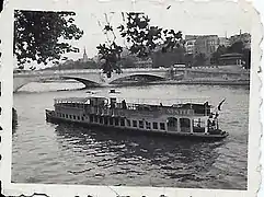 Bateau-mouche sur la Seine vers 1900 à Paris.