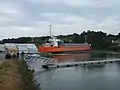 Bateau en manœuvre au port de Paluden.