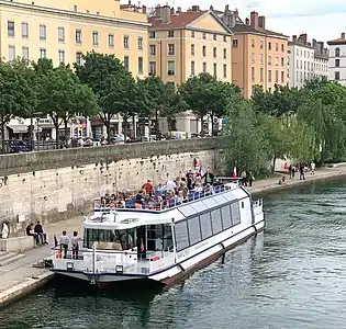 Bateau-mouche sur la Saône à quai à Lyon.