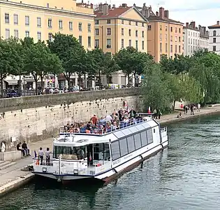 Bateau touristique fluvial devant le quai des Célestins (vue aval)