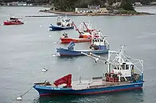 Bateau ostréicoles à l'amarre sur la rivière de Crac'h (La Trinité-sur-Mer, Morbihan).