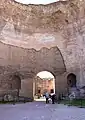 Piliers massifs, uniques vestiges du caldarium. En arrière-plan, les arcades du frigidarium