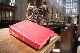 Livres de chants dans le chœur de l'abbaye