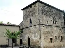 Vue du vestige d'un ancien château réaménagé en habitation.