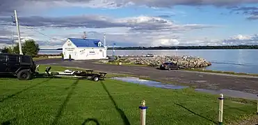 Stationnement, Hangar de Batiscan[3], quai public, fleuve Saint-Laurent