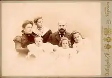 Daguerréotype d'une famille. Deux parents, quatre enfants. Fond neutre.
