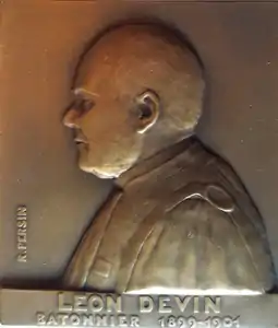 Le bâtonnier Léon Devin, plaquette en bronze.