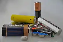 Plusieurs types de piles électriques entreposées les unes sur les autres.