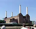 Centrale électrique Battersea Londres 1929-1955 d'architecture respectée lors de ses agrandissements. Des cheminées emblème de l'usine et de son lieu d'implantation sont inscrites dans la culture contemporaine et reprises en symbole.