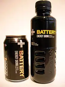 La canette et la bouteilles sont noires, b Battery » est écrit en doré, les autres écritures sont blanches.