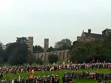 Photo en couleur montrant des hommes en armes devant un château