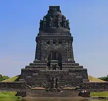 Le monument noir, d'une hauteur 91 m et fait de brique, a une forme vaguement pyramidale. Son sommet est cylindrique, tout autour se tient des soldats regardant à l'horizon.
