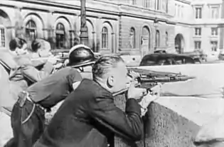 Le soulèvement parisien contre les Allemands commence le 19 août 1944, avec la prise du siège de la police et d'autres bâtiments gouvernementaux.
