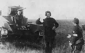 Photo montrant à gauche un soldat sortant d'un char de combat et au centre un soldat tenant un mouchoir blanc se rendant.