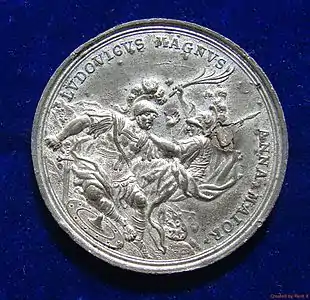 Médaille de propagande allemande de 1706. Le côté pile montre Louis XIV en tant que guerrier romain subjugué par la reine Anne en tant que Minerve.
