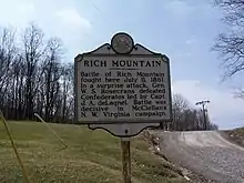 Marqueur : la bataille de Rich Mountain s'est déroulée ici le 11 juillet 1861. Par une attaque surprise, le général W. S. Rosecrans défait les Confédérés menés part le capitaine J. A. DeLagnel. La bataille a été décisive pour la campagne de Virginie du nord-ouest de McClellan.