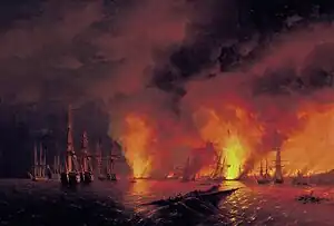 Peinture d'une bataille navale nocturne. Des navires intacts sont visibles d'un côté tandis que l'on ne voit que des épaves en feu de l'autre.