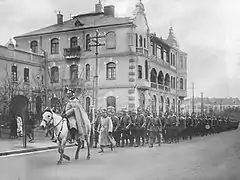 Défilé des troupes à Tsingtao (Chine), juste avant le début du siège de la ville par les Japonais (octobre-novembre 1914).