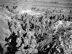Avance de la 4e division canadienne le long du canal du Nord : des prisonniers de guerre allemands aident à évacuer les blessés, 27 septembre 1918