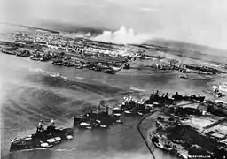 Photo aérienne japonaise prise pendant l’attaque. Les vagues provoquées par les explosions des torpilles sont parfaitement visibles.
