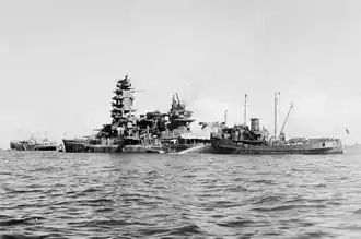 Vue en noir et blanc de navires militaires en pleine mer.