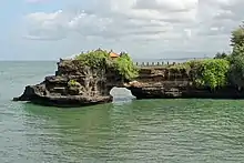 Vue du temple Pura Batu Balong, sur une arche rocheuse surplombant la mer.