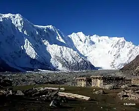 Vue du versant nord du Muchu Chhish, au centre, entre le Batura Sar à gauche et le Passu Sar à droite.