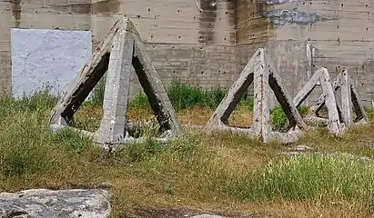 Tétraèdres en béton, employés sur les plages comme obstacles aux barges de débarquement.