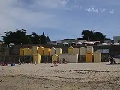 cabines de plage jaune en période estivale