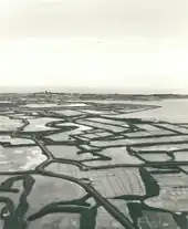 Vue aérienne de marais salants.