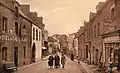 Baud : la rue de Pontivy et l'hôtel du Cheval Blanc au début du XXe siècle (carte postale).