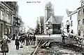 Scieurs de long sur une place de Baud vers 1910 (carte postale Villard).