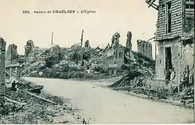 L'église de Chaulnes en ruines après la Première Guerre mondiale.