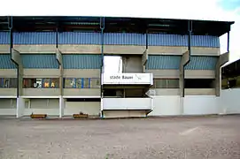 Façade du stade Bauer avec sa tribune "Est" construite en 1975.