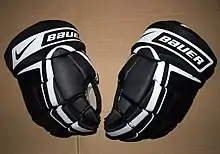Photographie de gants de hockey Bauer.